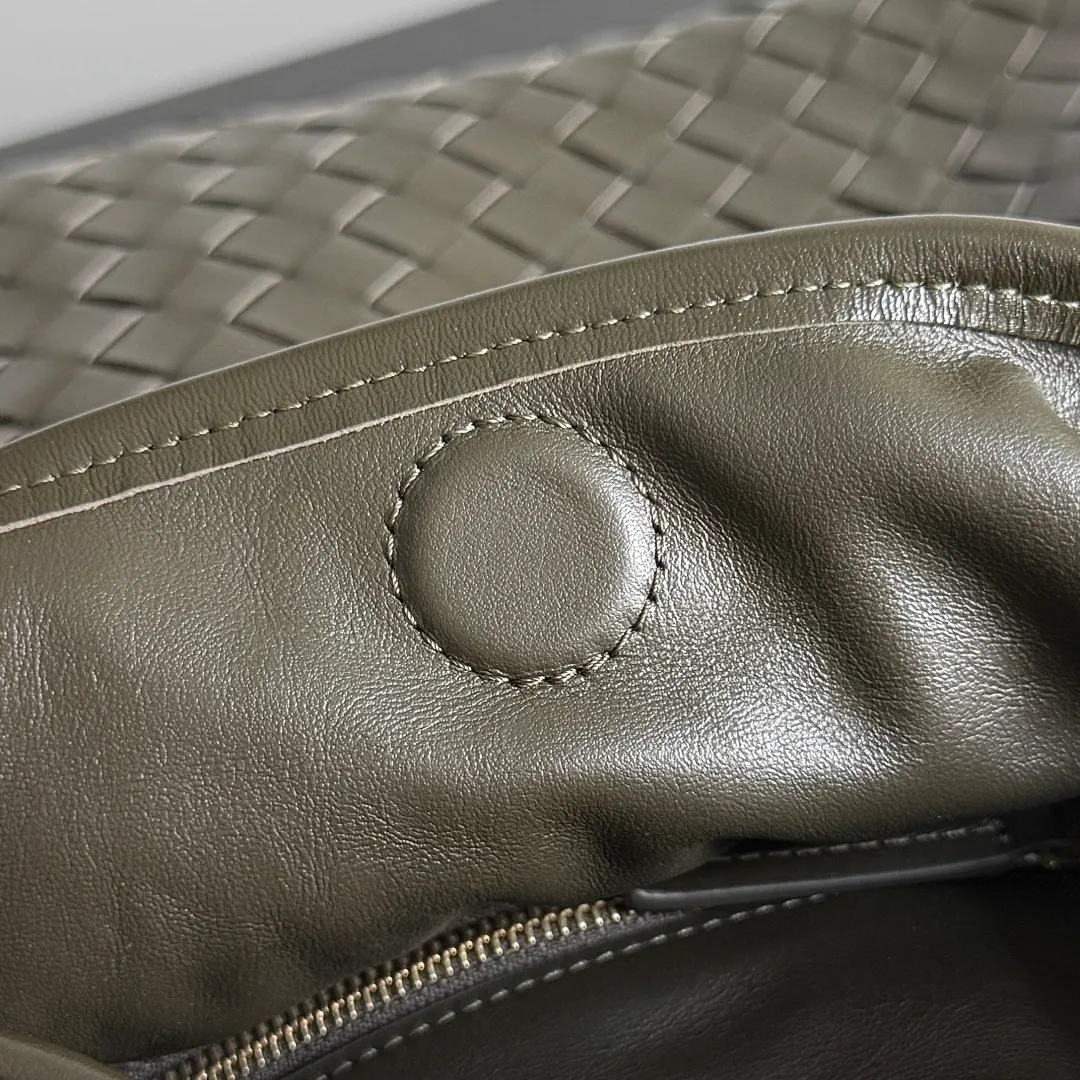 Batch 1960 It seems that this bag from BV has been popular recently ~ The new Hop is really not too beautiful. The whole bag has no seams. The bag body and handles are made of one piece of leather. It reflects the style and essence of Bottega Veneta. It truly represents craftsmanship and creativity. The large size has a very loose and lazy upper body. Big bag lovers will definitely not regret buying it. Style number: 796262 Size: 46*21*10cm